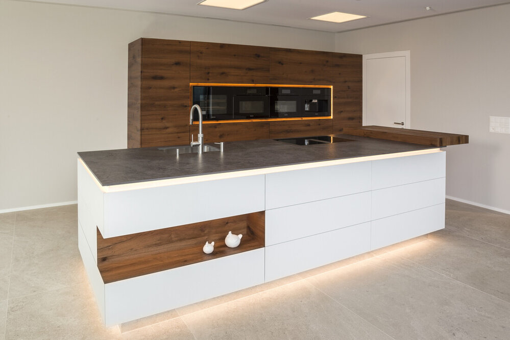 Küche in kubischem Design, grifflos