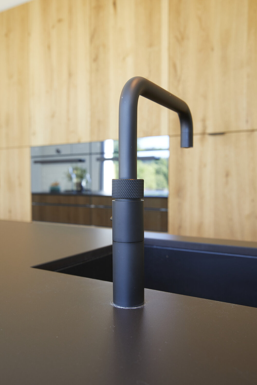 Alpnach Küche Eiche furniert, mit Bartheke