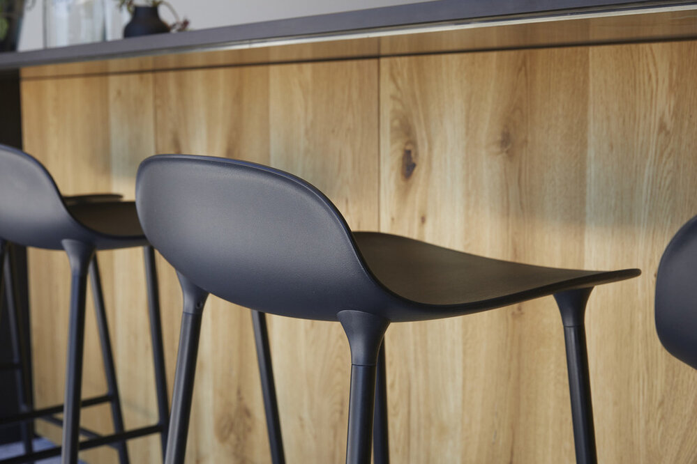 Alpnach Küche Eiche furniert, mit Bartheke