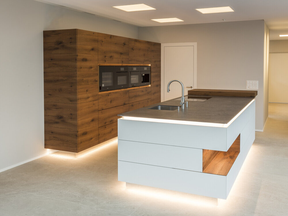 Küche in kubischem Design, grifflos
