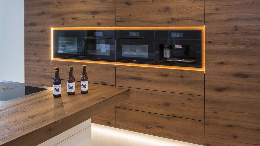 Küche in kubischem Design, grifflos