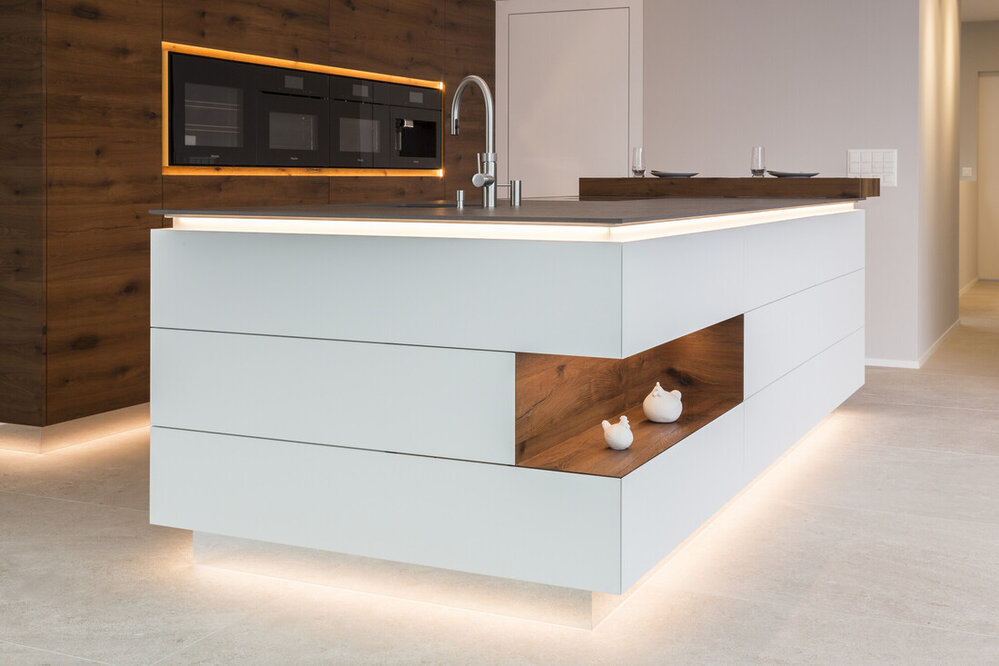 Küche in kubischem Design, grifflos