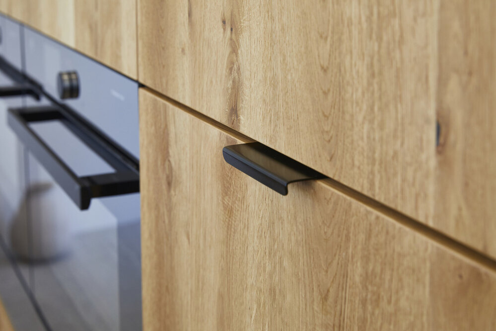 Alpnach Küche Eiche furniert, mit Bartheke